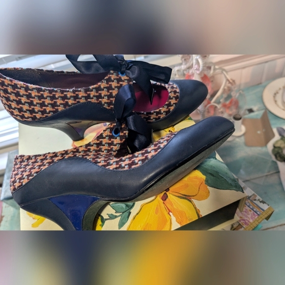 Poetic‎ License Stand Out Navy Pumps - Picture 6 of 14